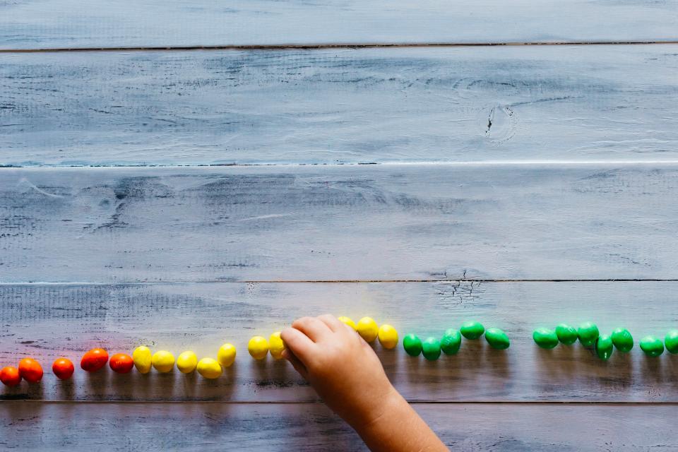 Piedras de colores como material Montessori para matemáticas