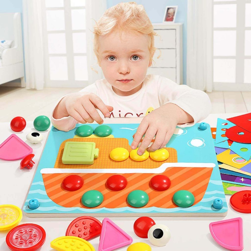 Niña jugando con puzle Montessori