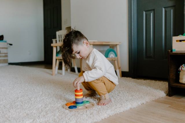 Niña jugando con muebles Montessori