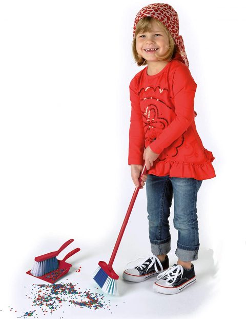 niña con kit de limpieza